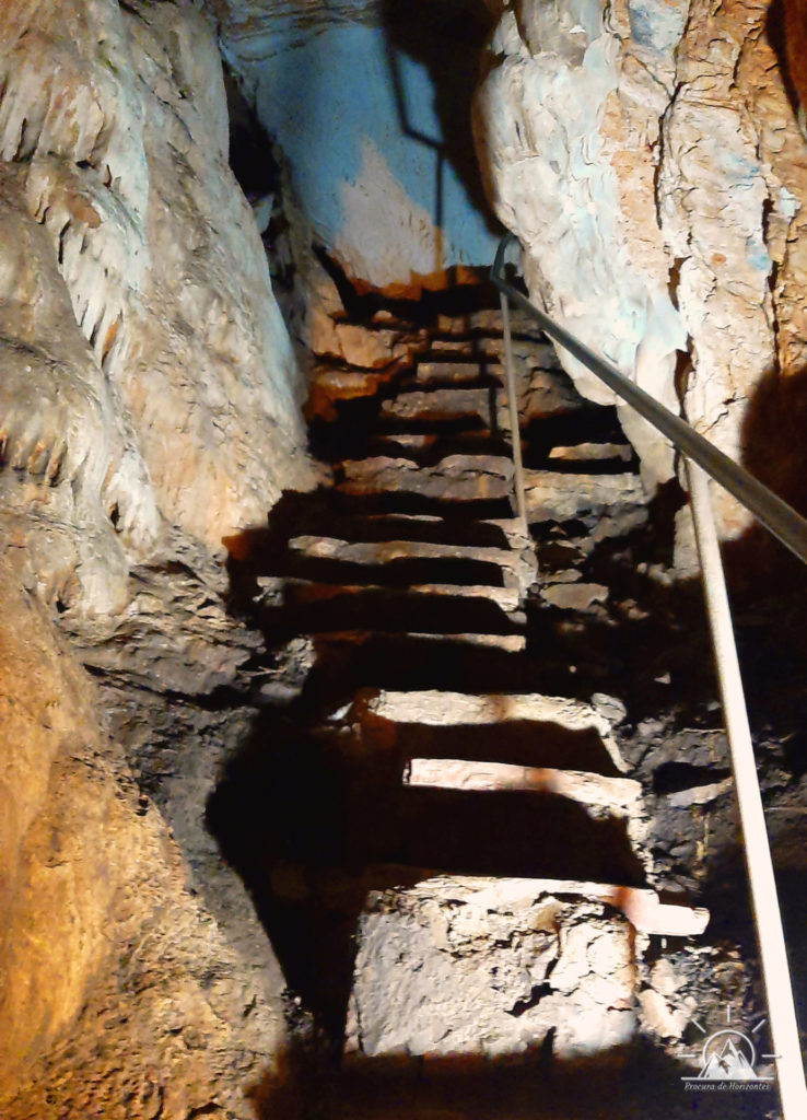 escadas nas grutas de bonito